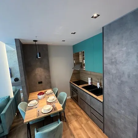 Aia & * טיראנה