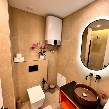 Aia & * טיראנה