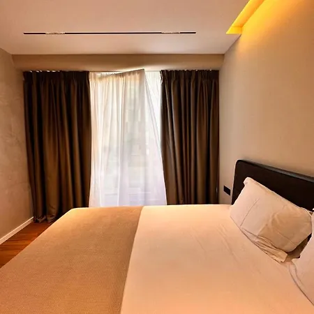 Aia & * Τίρανα