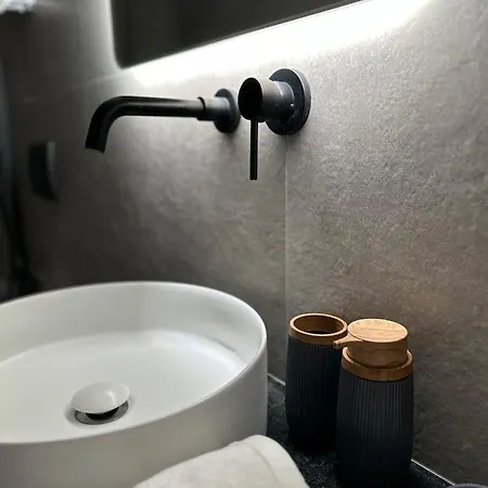 Aia & * Τίρανα