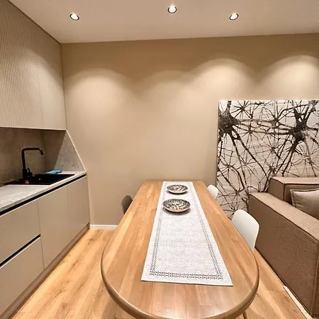 Aia & * Τίρανα